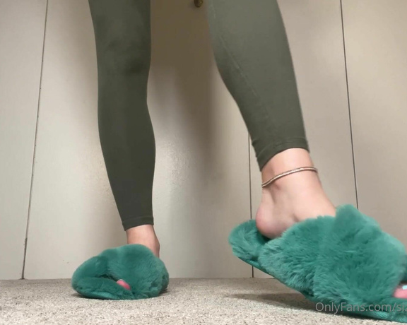 Sizetensolemates aka Sizetensolemates OnlyFans - Showing you my favorite slippers