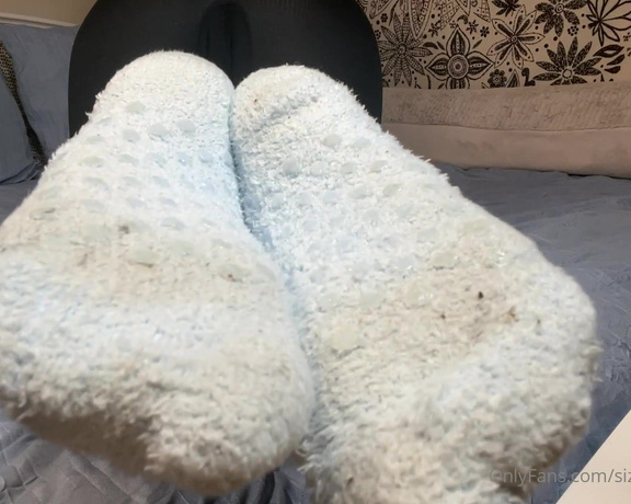 Sizetensolemates aka Sizetensolemates OnlyFans - What do you think of my fuzzy blue ankle socks