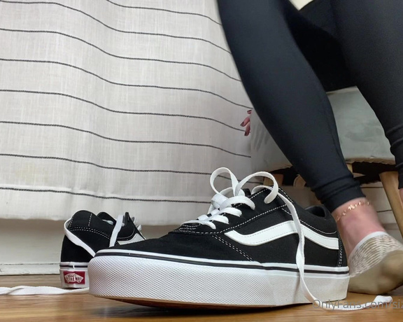 Sizetensolemates aka Sizetensolemates OnlyFans - Black Vans & sweaty peds JOI jerk off while i show off my new sneakers and socks