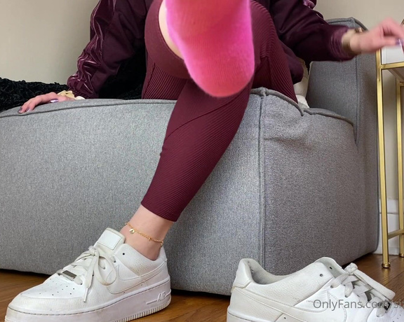Sizetensolemates aka Sizetensolemates OnlyFans - Do these pink ankle socks turn you on i can tell