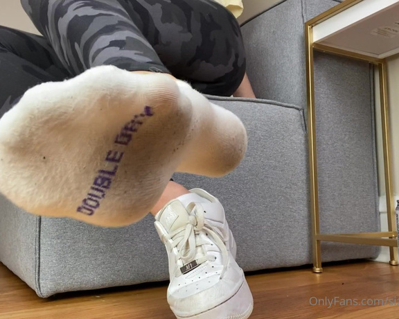Sizetensolemates aka Sizetensolemates OnlyFans - Dont mind me  just a little tipsy because im officially OOO enjoy my stinky soles