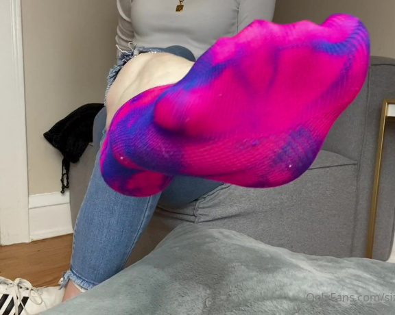 Sizetensolemates aka Sizetensolemates OnlyFans - The scent of my tie dye peds will make you bust all over my stinky soles