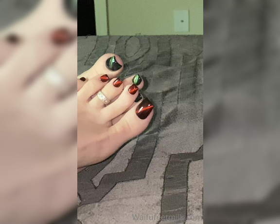 Waifu Jess aka Waifufeetmilkog OnlyFans - Do you like my Christmas pedi