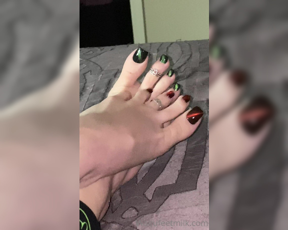 Waifu Jess aka Waifufeetmilkog OnlyFans - Do you like my Christmas pedi