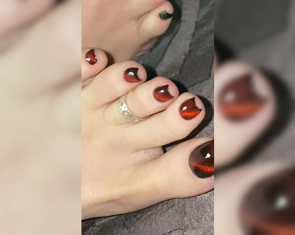 Waifu Jess aka Waifufeetmilkog OnlyFans - Do you like my Christmas pedi