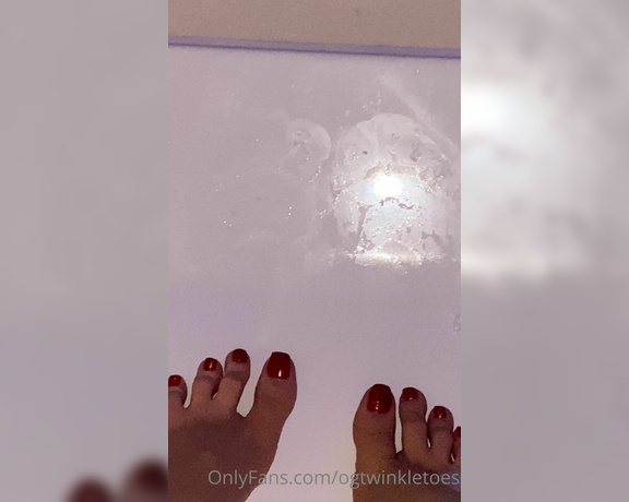 Waifu Jess aka Waifufeetmilkog OnlyFans - Bubble baths and lotioned up soles 2