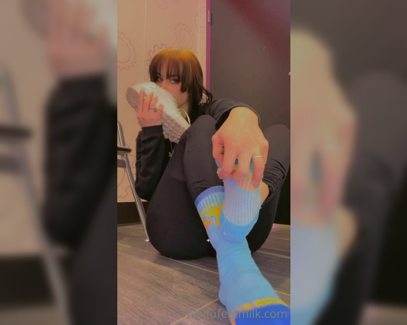 Waifu Jess aka Waifufeetmilkog OnlyFans - After an hour and a half workout Red light therapy and toesole sucking Trying to get a sense