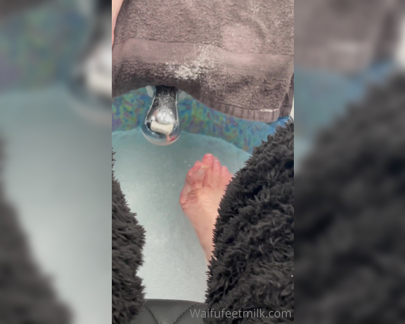 Waifu Jess aka Waifufeetmilkog OnlyFans - Giving you a small glimpse Watch these toes get freshened up for you