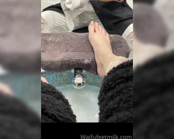 Waifu Jess aka Waifufeetmilkog OnlyFans - Giving you a small glimpse Watch these toes get freshened up for you