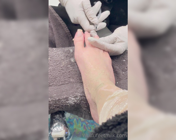 Waifu Jess aka Waifufeetmilkog OnlyFans - Giving you a small glimpse Watch these toes get freshened up for you