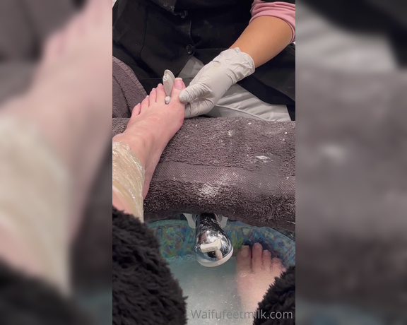 Waifu Jess aka Waifufeetmilkog OnlyFans - Giving you a small glimpse Watch these toes get freshened up for you