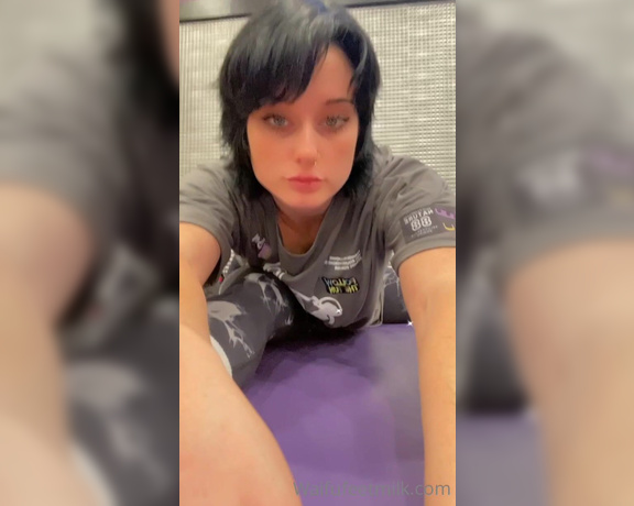 Waifu Jess aka Waifufeetmilkog OnlyFans - Want me to make more gym videos