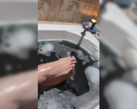 Giantess Cleo aka Giantesscleo Onlyfans - Bath time