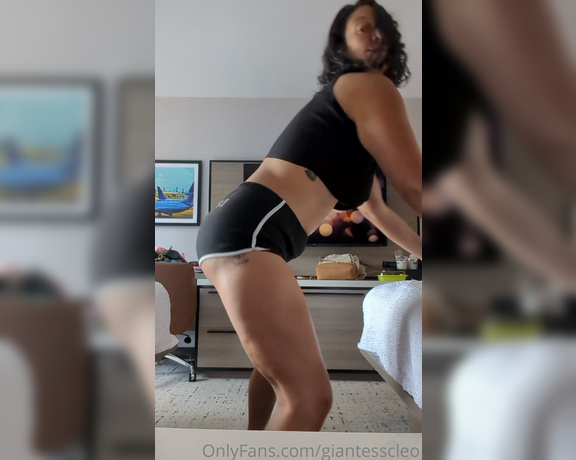 Giantess Cleo aka Giantesscleo Onlyfans - Grown n sexy