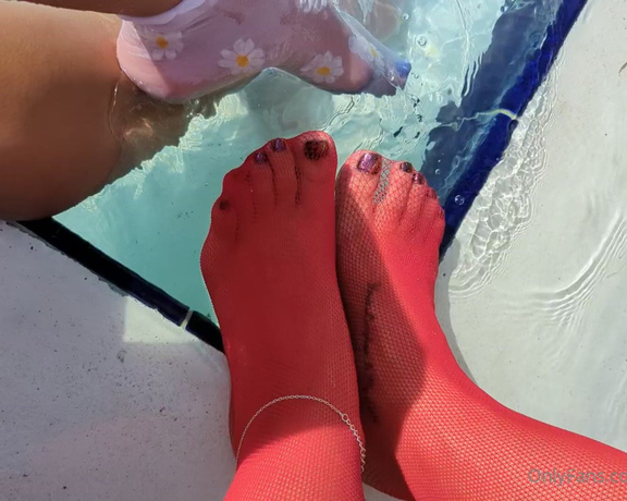 Giantess Cleo aka Giantesscleo Onlyfans - Wet toes are the best toes @fierypawgzilla