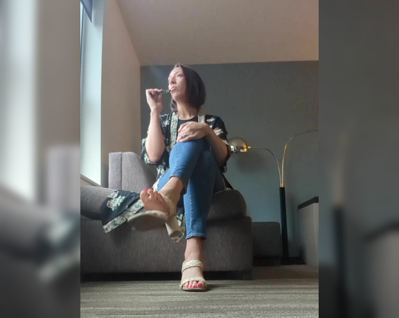 Giantess Cleo aka Giantesscleo Onlyfans - Ignore and tease