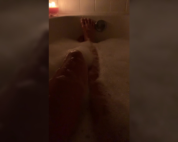 Goddess Juliet aka Goddessjuliet_ Onlyfans - Relaxing in the bathtub while you work Happy Friday