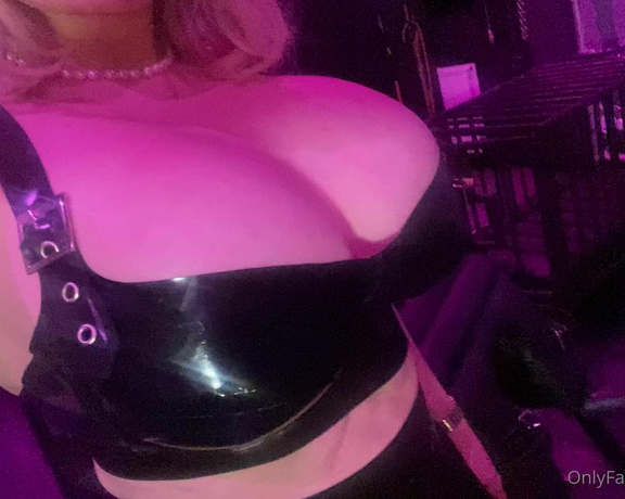 Miss Harriet aka Redtoes Onlyfans - Spent a delightful evening at the dungeon, sissy took her first BBC! What a beautiful sight that 20