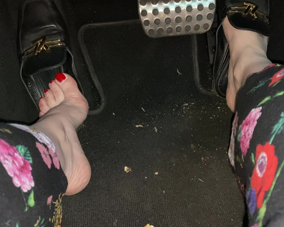 Miss Harriet aka Redtoes Onlyfans - Driving barefoot