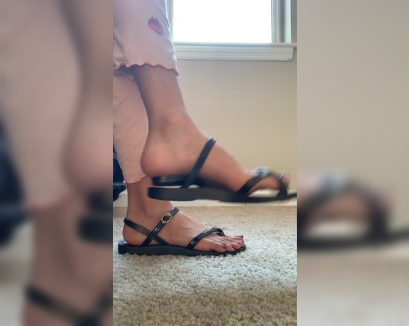 Feetmissy aka Feetmissy OnlyFans - Dangling video