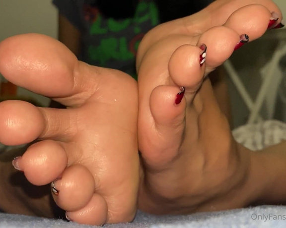 Feetmissy aka Feetmissy OnlyFans - I feel like playing with my toes tonight Have you ever wondered how I interlock my toes Now you’ll