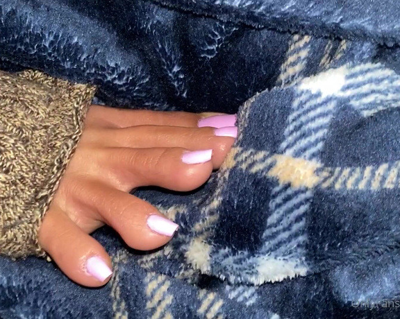 Feetmissy aka Feetmissy OnlyFans - Tell me about your feet fantasy I want to hear all about them Me I just want to see my feet cover