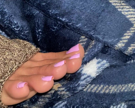 Feetmissy aka Feetmissy OnlyFans - Tell me about your feet fantasy I want to hear all about them Me I just want to see my feet cover