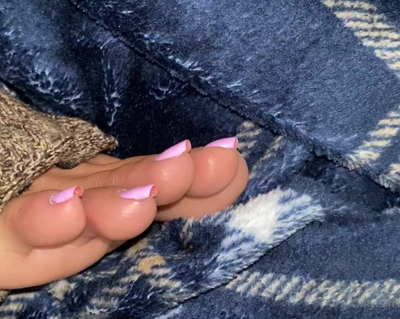 Feetmissy aka Feetmissy OnlyFans - Tell me about your feet fantasy I want to hear all about them Me I just want to see my feet cover