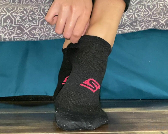 Feetmissy aka Feetmissy OnlyFans - Sock removal, toe spread and toe wiggle, all just for you