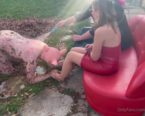 Mistress Zeida aka Mistress_zeida OnlyFans - VIDEO Lucky pig licks the mud and dirt from our feet