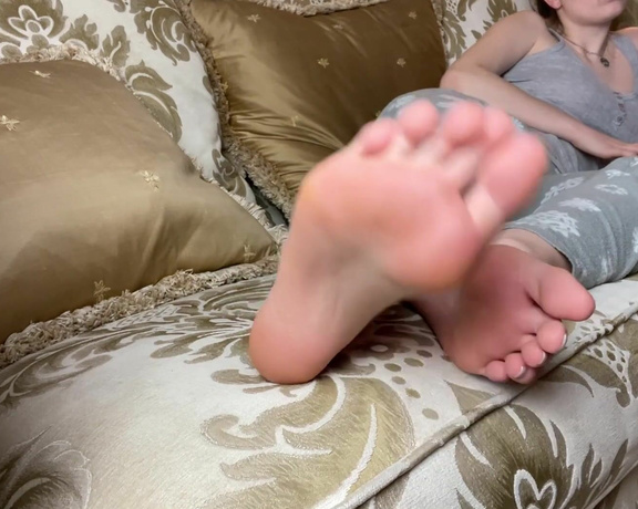 Babe Barefoot aka Babebarefootofficial OnlyFans - Yes I’m ignoring you I’ve got work to do !