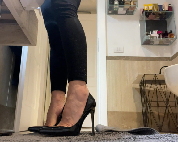 Mistress Gaia aka Gaiapadrona OnlyFans - Dal divano si passa al bagno… mentre mi preparo #financialdomination