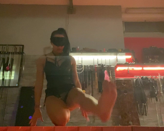 Mistress Gaia aka Gaiapadrona OnlyFans - Video for my slave that want to worship my strong and stretch legs