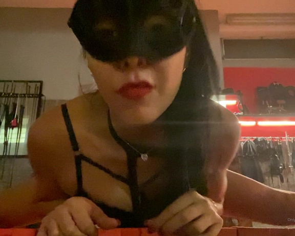 Mistress Gaia aka Gaiapadrona OnlyFans - Video for my slave that want to worship my strong and stretch legs