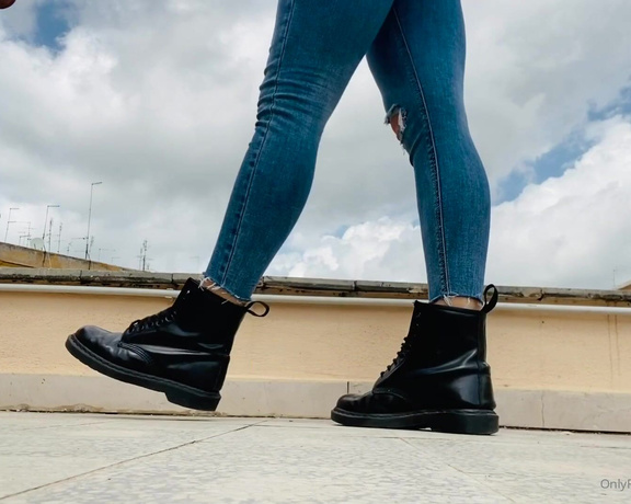 Mistress Gaia aka Gaiapadrona OnlyFans - Leccare o guardare #drmartens #shoefetish