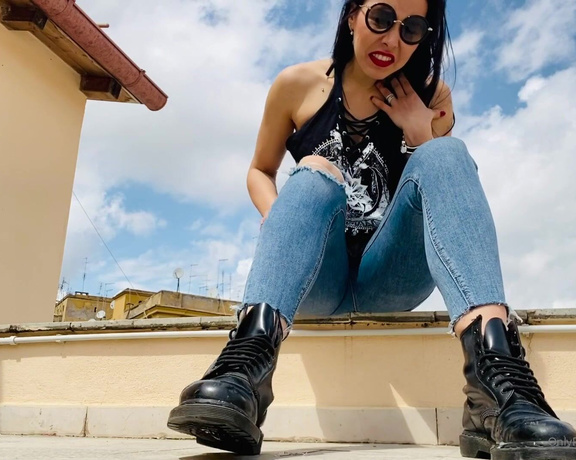 Mistress Gaia aka Gaiapadrona OnlyFans - Leccare o guardare #drmartens #shoefetish