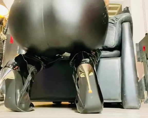 Mistress Gaia aka Gaiapadrona OnlyFans - Ti piacciono i miei stivali, schiavo Allora lecca!!! Do you like my boots, slave Then Lick!!