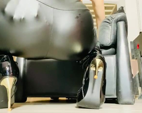 Mistress Gaia aka Gaiapadrona OnlyFans - Ti piacciono i miei stivali, schiavo Allora lecca!!! Do you like my boots, slave Then Lick!!