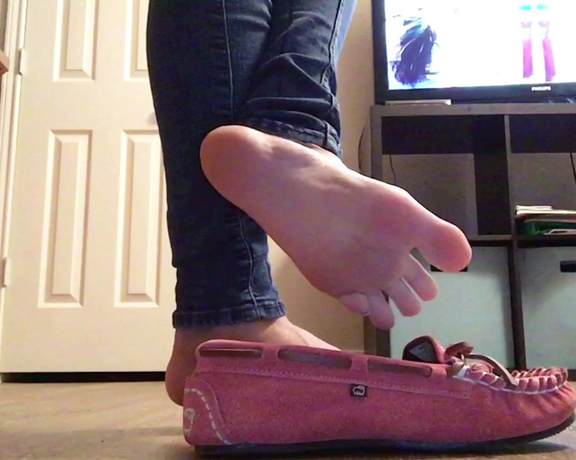 Natalie Fox aka Nataliefox OnlyFans - Pink Moccasin Shoe Play & Wrinkled Soles (3 min)