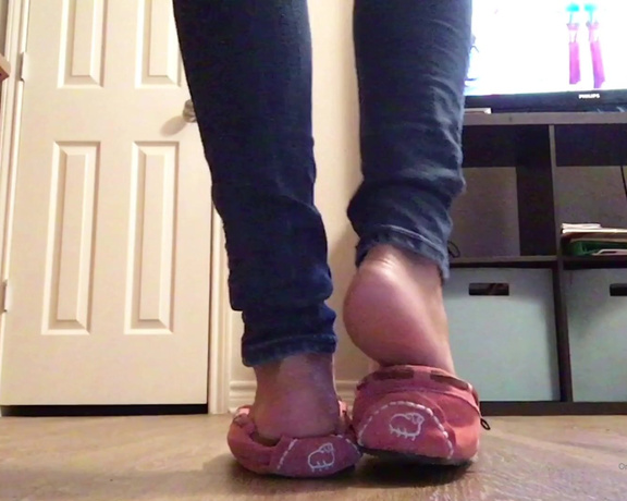 Natalie Fox aka Nataliefox OnlyFans - Pink Moccasin Shoe Play & Wrinkled Soles (3 min)