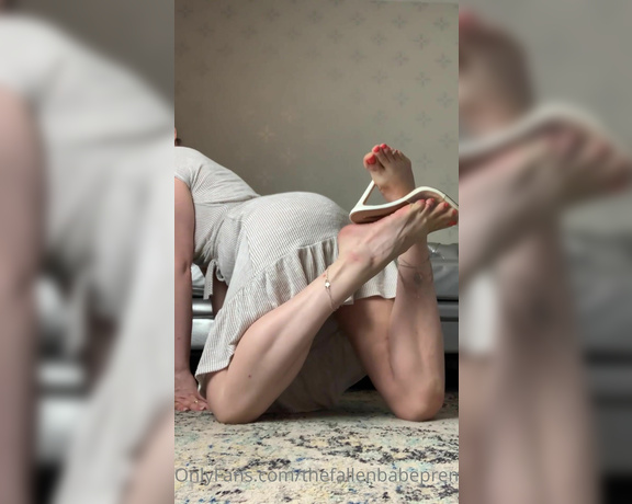 The Fallen Babe aka Thefallenbabepremium OnlyFans - Dancing, showing feet and legs, and ending in the pose