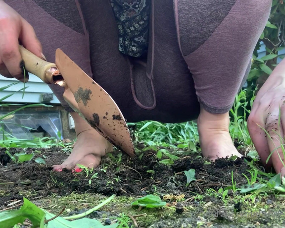 The Fallen Babe aka Thefallenbabepremium OnlyFans - Gardening for pleasure for the first time in my life! I am going thru changes