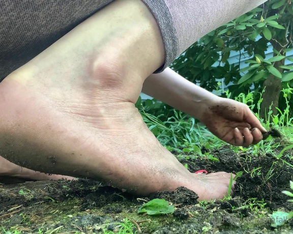 The Fallen Babe aka Thefallenbabepremium OnlyFans - Gardening for pleasure for the first time in my life! I am going thru changes