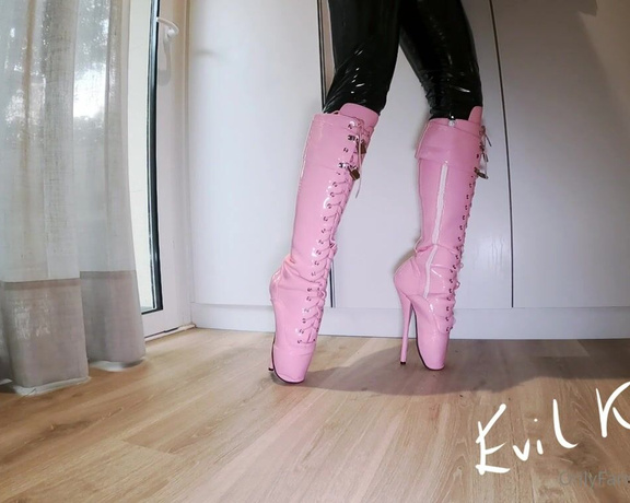 Evil Kitten aka Evilkitten OnlyFans - No s qu haces que no te has puesto ya tu catsuit y te has venido a jugar conmigo!!