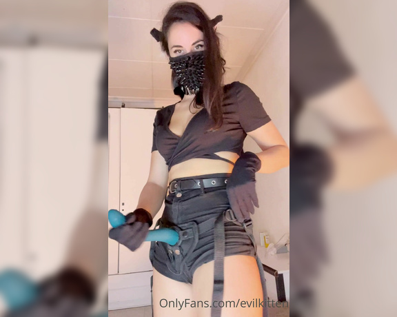 Evil Kitten aka Evilkitten OnlyFans - Hey have a look at the cute form of this dildo Depending of the pose during sex it can get to milk