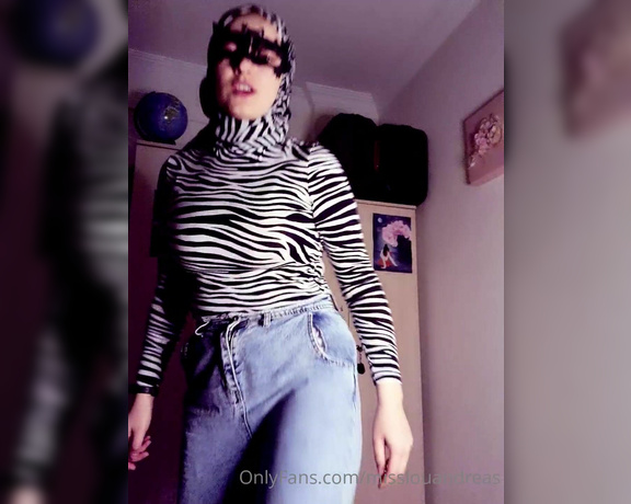 Queen_Salome aka Queen_salome OnlyFans - Evet anne kle aalama videosu Sevmeyenler dinlemesin derim ) srf bu video iin ye olanlar var