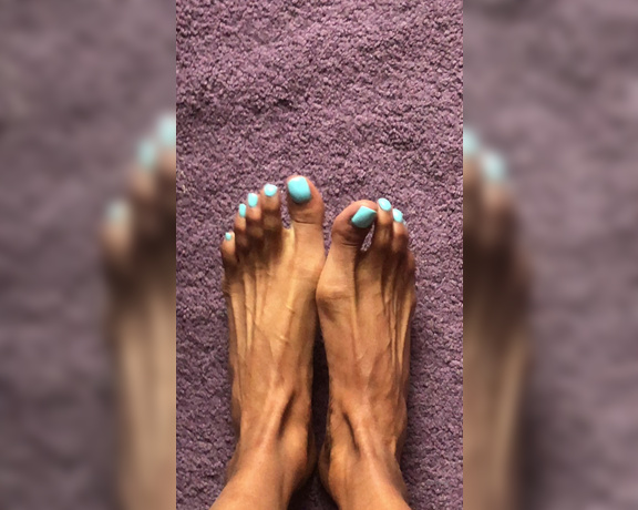 Tori Soless aka Torisoless OnlyFans - Popping my toes while showing off my veiny feet