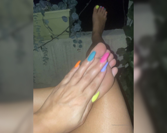 HeatherLoveNYC aka Heatherlovenyc OnlyFans - Summer Vibes Just need a foot rub! 1