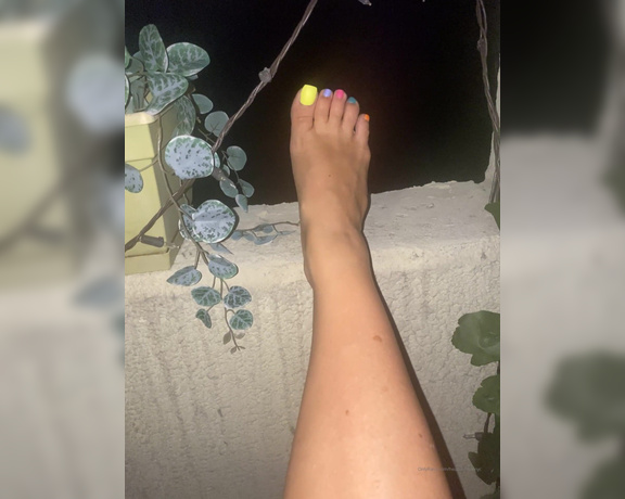 HeatherLoveNYC aka Heatherlovenyc OnlyFans - Summer Vibes Just need a foot rub! 1