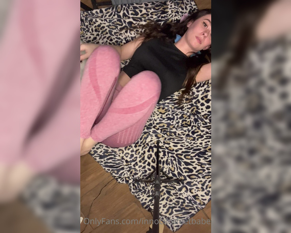 Innocentfeetbabe aka Innocentfeetbabe OnlyFans - Stand over me and suck my oily feet daddy